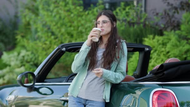 Frau Trinkt Kaffee Stehen Neben Dem Cabrio Junge Erwachsene Fahrerin — Stockvideo
