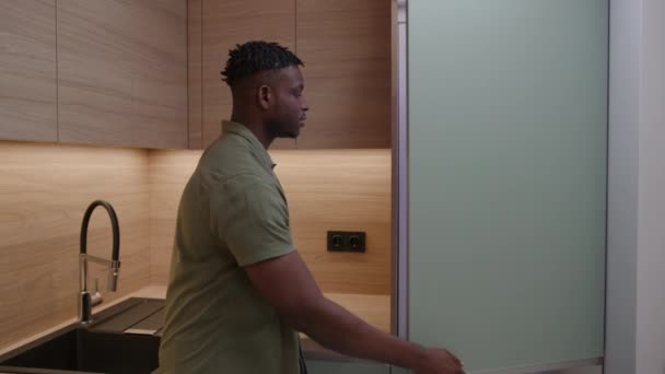 Siyah Adam Boş Buzdolabını Açıyor Hüsrana Uğramış Afrikalı Amerikalı Erkek — Stok video