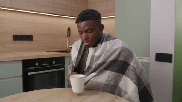 Schwarzer Mann Trinkt Tee Der Sich Hause Kalt Anfühlt Afrikanischer — Stockvideo