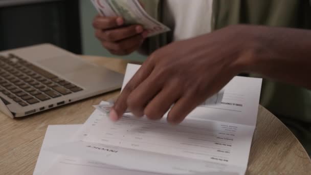 Чёрный Мужчина Считает Долларовые Деньги Непризнанный Афроамериканец Платит Счетам Дома — стоковое видео