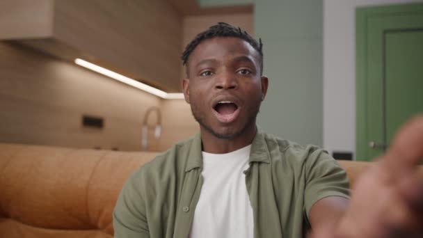 Czarny Człowiek Robi Twarz Przed Kamerą Afroamerykanin Pov Wykazujący Gest — Wideo stockowe