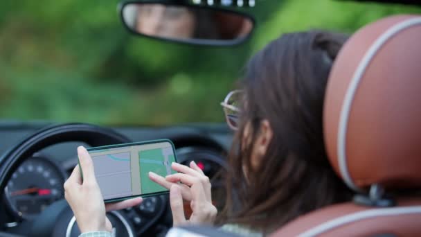 Mulher Explorando Mapa Navegação Usando Celular Sentado Carro Aplicação Mapa — Vídeo de Stock