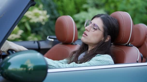 疲れ切った女性ドライバーが車の中で眠っている感じ 疲れた女性がハンドルに頭をかける 4Kについて — ストック動画