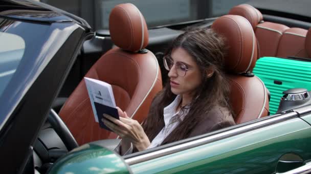 Kobieta Sprawdzająca Dokumenty Podróży Siedząca Samochodzie Kierowca Jest Gotowy Podróż — Wideo stockowe