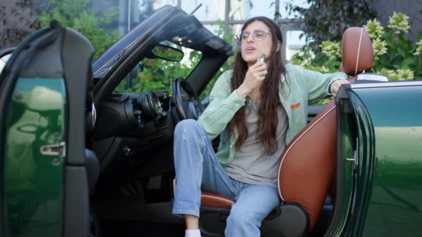 Γυναίκα Ατμίζοντας Κάθεται Στο Μετατρέψιμο Αυτοκίνητο — Αρχείο Βίντεο