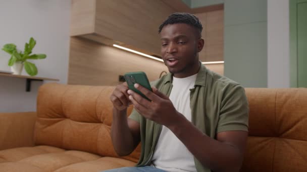 Schwarzer Mann Erhält Großartige Nachrichten Handy Der Afroamerikaner Ist Sehr — Stockvideo