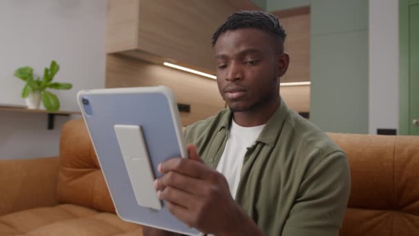 Czarny Człowiek Przeglądający Tablet Kanapie Afroamerykanin Pracujący Online Przy Użyciu — Wideo stockowe