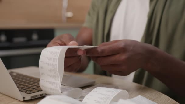 Černé Ruce Spolupracují Billsem Afroameričtí Muži Píšou Notebook Účtenkou Zavřít — Stock video