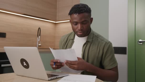 Μαύρος Που Δουλεύει Έγγραφα Λάπτοπ 30Άρης Επιχειρηματίας Που Διαχειρίζεται Τιμολόγια — Αρχείο Βίντεο