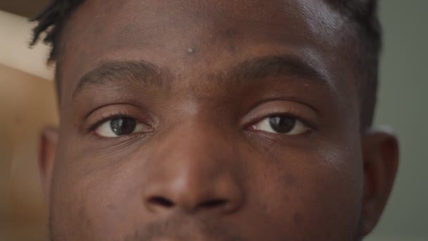 Black Man Eyes Opening Close Cara Afroamericana Sonriendo Mirando Cámara — Vídeo de stock