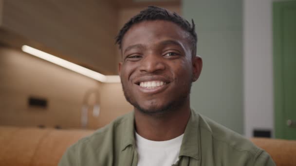 Zwarte Man Portret Afro Amerikaanse Man Glimlachend Kijkend Naar Camera — Stockvideo