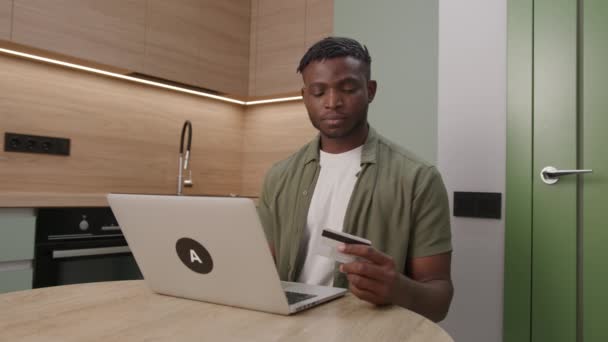 Bilgisayarı Banka Kartını Kullanarak Online Ödeme Yapan Siyah Adam Afro — Stok video