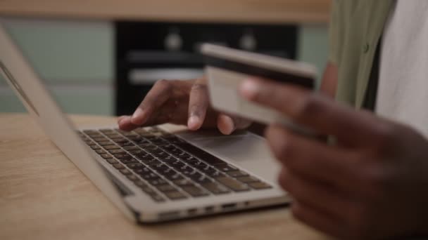 Černé Ruce Placení Online Pomocí Notebooku Bankovní Karty Neznámý Afroameričan — Stock video