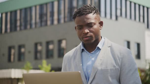 사업가 노트북에 소식을 노트북을 아프리카계 미국인 4K는 — 비디오