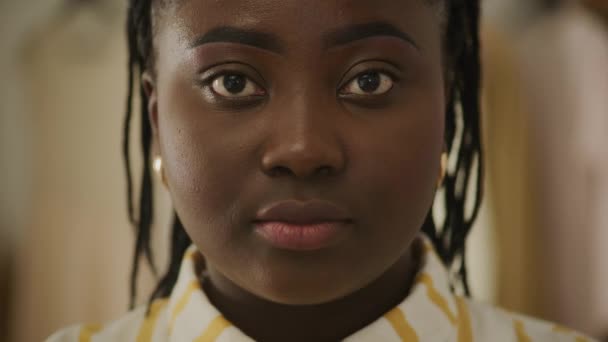 Portretul Femeii Negre Femela Afro Americană Zâmbind Uitându Cameră — Videoclip de stoc