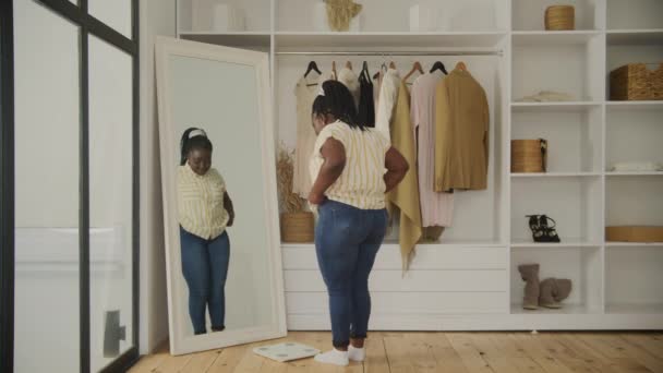 Donna Africana Che Perde Peso Black Overweight Femmina Misurare Suo — Video Stock
