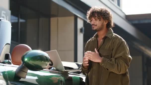 밀레니엄맨은 서있는 노트북 통화에 있습니다 기업가는 자동차 근처에 온라인으로 이야기 — 비디오