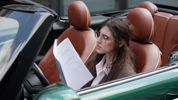 Επιχειρηματίας Κουρασμένος Της Γραφειοκρατίας Πετώντας Έγγραφα Που Κάθονται Στο Αυτοκίνητο — Αρχείο Βίντεο