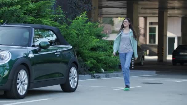 Una Donna Che Cammina Verso Auto Convertibile Conducente Donna Auto — Video Stock