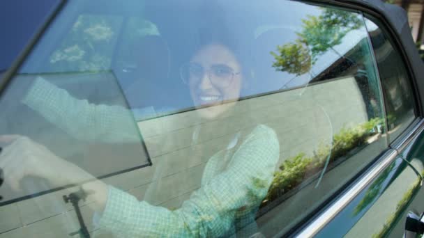 Γυναίκα Άνοιγμα Οδηγού Μετατρέψιμη Οροφή Χαμογελώντας Στην Κάμερα Χαρούμενη Γυναίκα — Αρχείο Βίντεο