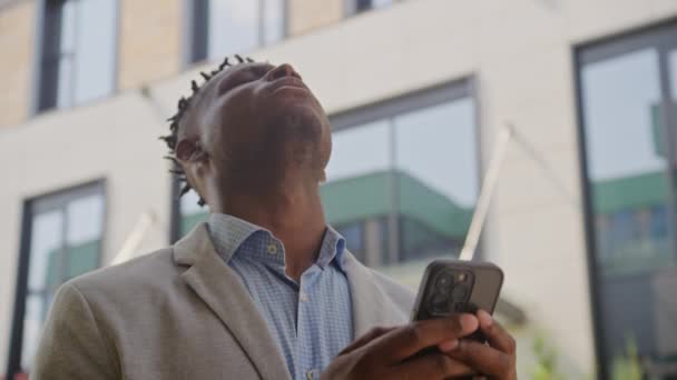 Schwarzer Mann Erhält Schlechte Nachrichten Handy Aus Nächster Nähe Verärgerter — Stockvideo