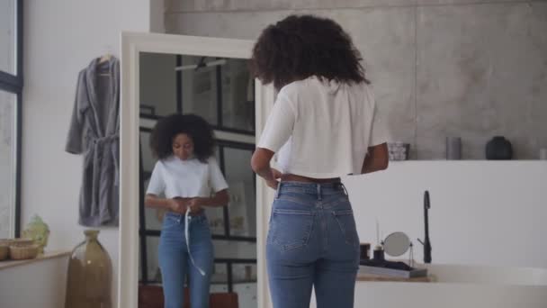 Mulher Negra Medindo Sua Cintura Com Fita Métrica Afro Americano — Vídeo de Stock
