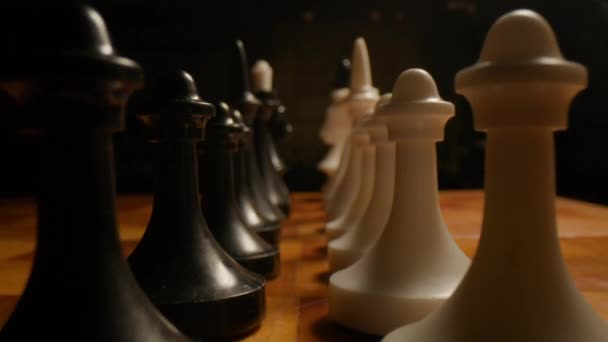 Macro Dolly Shot Chess Pieces Tabuleiro Xadrez Pedaços Xadrez Preto — Vídeo de Stock