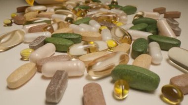 İlaçlar, ilaçlar ve ilaçlar masanın üstünde, bebek iğnesi. 4K