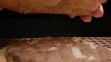 Hamburger İşlemi. Dolly vurdu, kapat. 4K