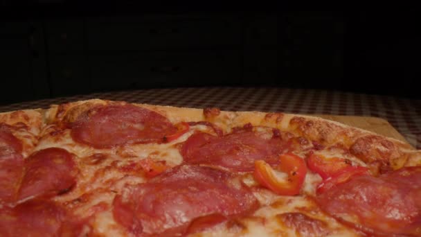 Pizza Pepperoni Gros Plan Macro Dolly Shot — Video