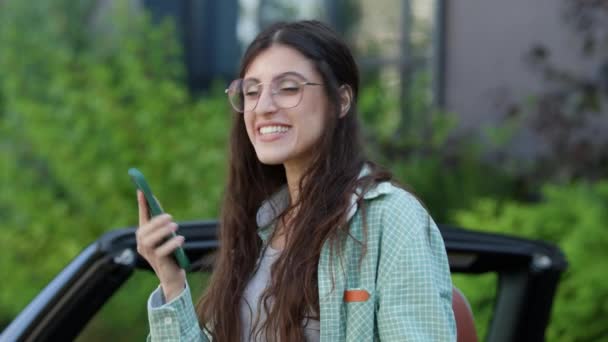 Junge Erwachsene Frau Zeigt Green Screen Smartphone Vor Kamera Weibliche — Stockvideo