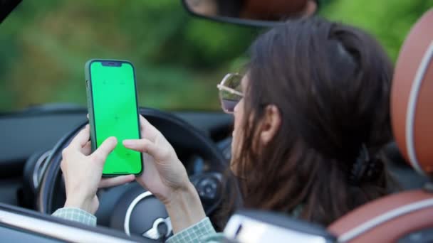 Egy Aki Zöld Képernyőn Gépel Kocsiban Ülve Női Sofőr Használja — Stock videók