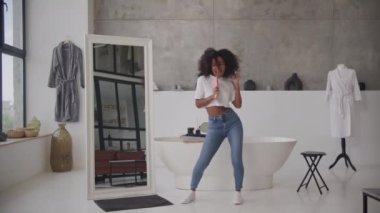 Afro-Amerikalı Kadın Dans ve Şarkı Söylüyor. Evdeki mutlu kadın. 4K
