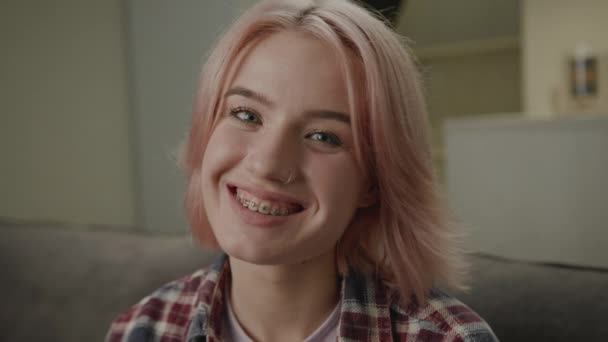 Diş Telli Gülümseyen Portresi Olan Kadın Yaşlarda Kendinden Emin Bir — Stok video