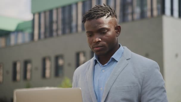 Homem Afro Americano Tem Enxaqueca Fora Homem Negócios Preto Tocando — Vídeo de Stock