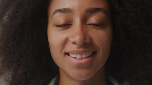 Retrato Femenino Afroamericano Mujer Afroamericana Sonriendo Mirando Cámara Cámara Lenta — Vídeos de Stock