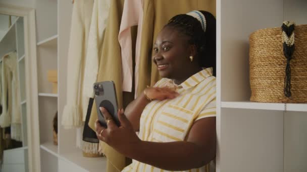 Donna Nera Videochiamata Utilizzando Cellulare Africano Sovrappeso Femminile Chat Online — Video Stock