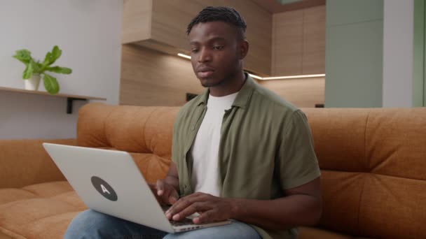 Svart Man Skriver Laptop Sitter Soffan Millennial Afroamerikansk Man Arbetar — Stockvideo
