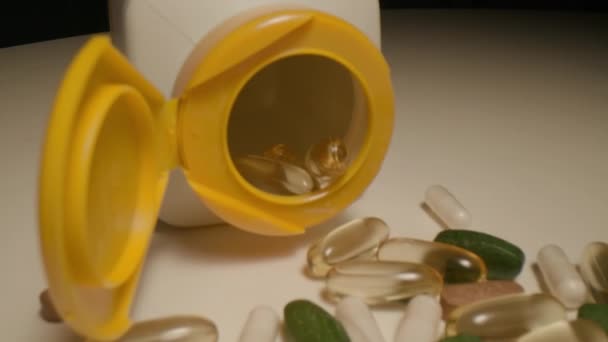 Pastillas Drogas Vitaminas Medicinas Sobre Mesa Inyección Dolly — Vídeos de Stock