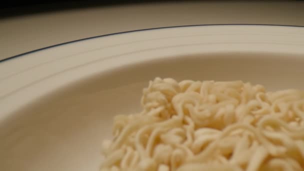 Instant Noodle Koken Dolly Shot Warm Water Giet Snelle Noedels — Stockvideo