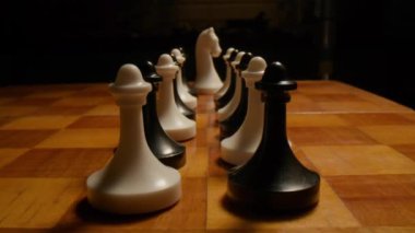 Satranç tahtasında satranç taşları Macro Dolly shot 'ı. Satranç tahtasındaki Siyah ve Beyaz Satranç Parçaları. 4K