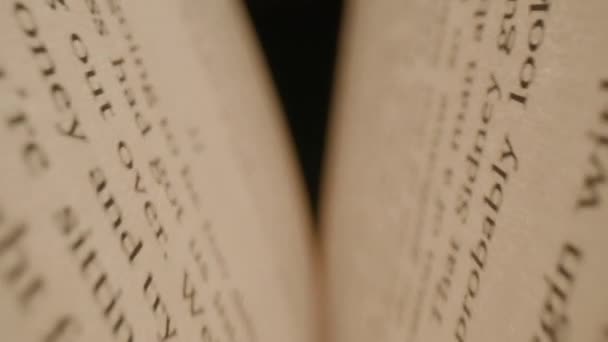 Makrokamera Bewegt Sich Inneren Der Bücher Nahaufnahme Englischer Texte Auf — Stockvideo