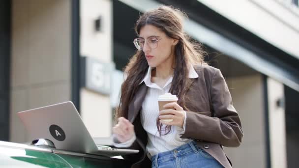 Businesswoman Pomocí Notebooku Pití Kávy Stojící Venku Žena Řidič Pracuje — Stock video