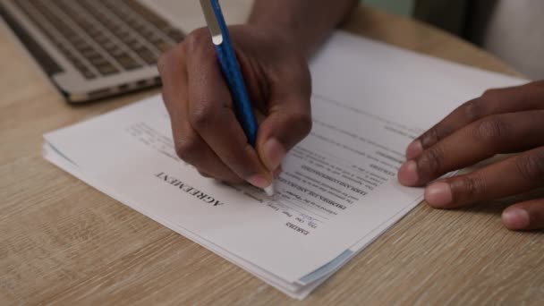 Black Hand Filling Paper Document Mann Unterschreibt Vertrag Hautnah — Stockvideo