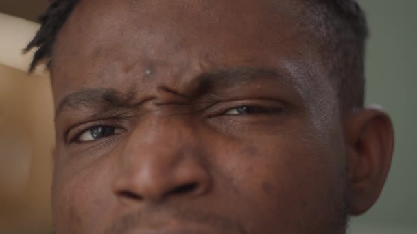 남자의 카메라를 부정적인 감정을 보여주는 아프리카계 미국인 4K는 — 비디오