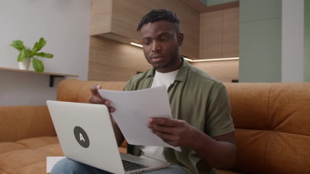 Black Man Arbetar Med Dokument Med Hjälp Laptop Talets Entreprenör — Stockvideo