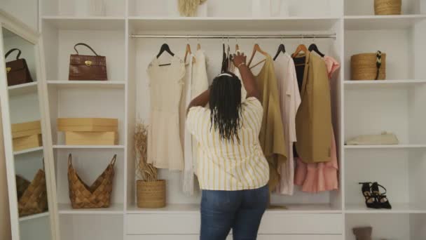 Zwarte Vrouw Kiezen Outfit Kast Jonge Volwassen Vrouw Met Overgewicht — Stockvideo