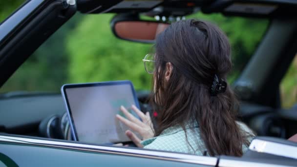 Водій Досліджує Навігаційну Карту Планшетному Комп Ютері Сидячи Автомобілі Додаток — стокове відео