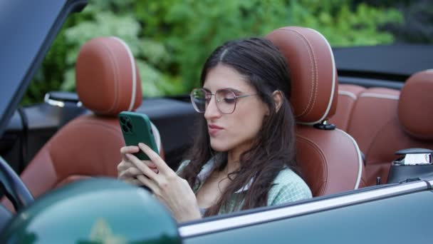 Γυναίκα Παραγγελία Καφέ Κινητό Τηλέφωνο Παράδοση App Κάθεται Στο Αυτοκίνητο — Αρχείο Βίντεο