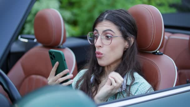 Γυναίκα Διαβάζοντας Καλά Νέα Στο Τηλέφωνο Κάθεται Στο Αυτοκίνητο Γυναίκα — Αρχείο Βίντεο